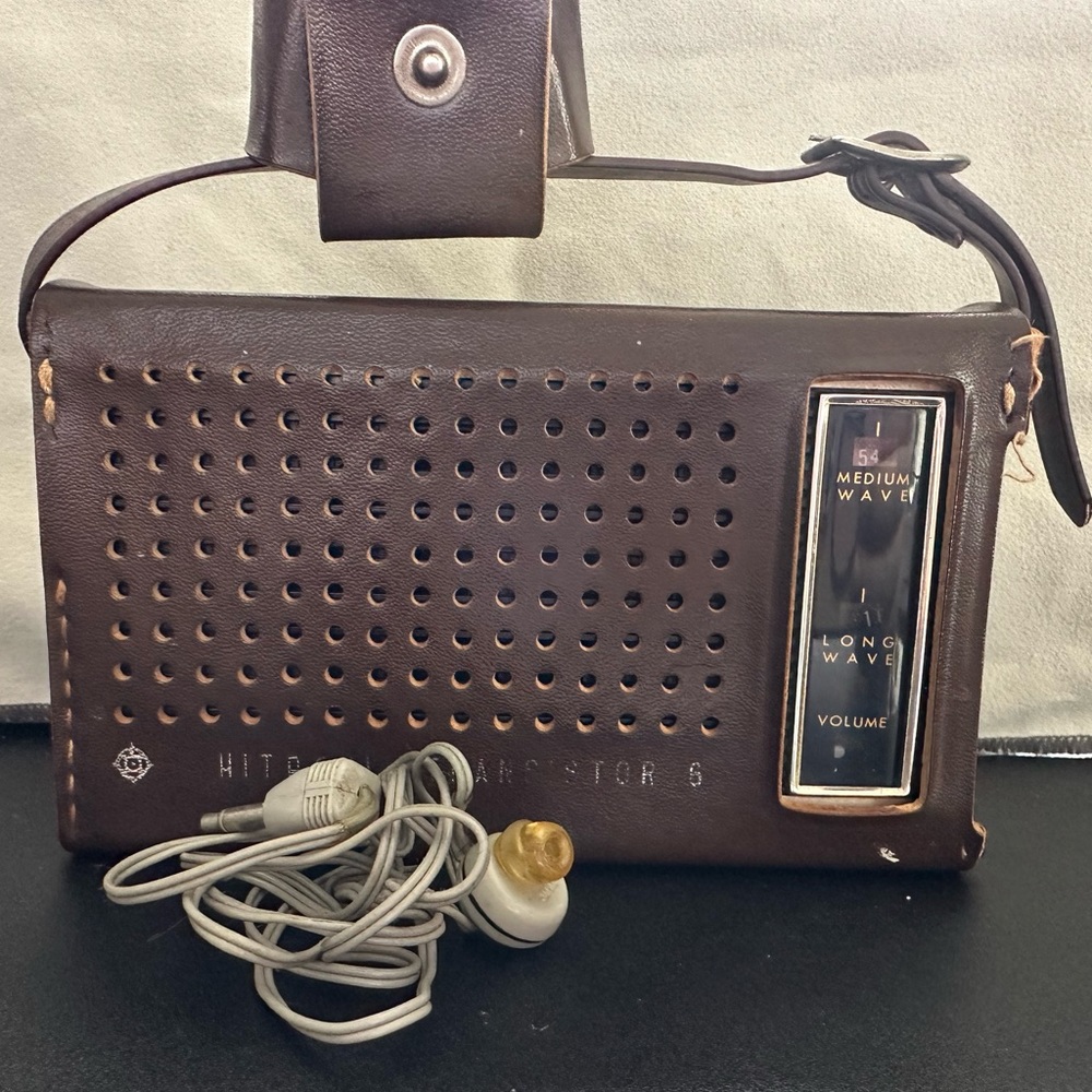 HITACHI 2 BAND SOLID STATE Radio Vintage